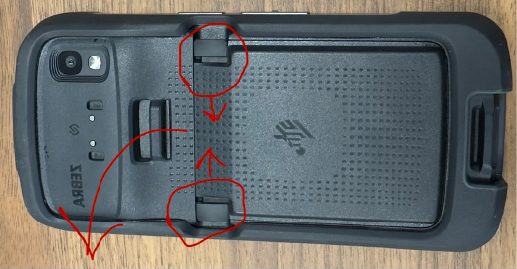 Bagsiden af terminalen med batteriet markeret